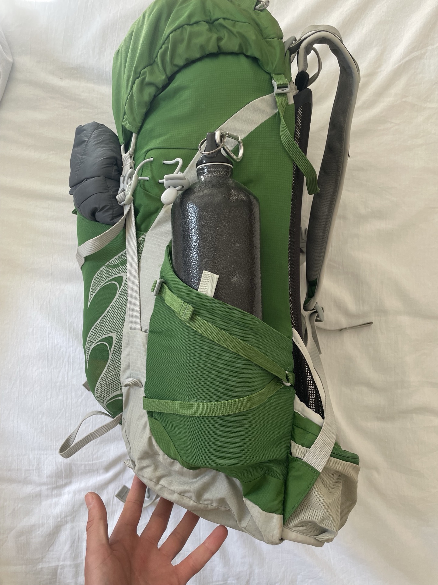 Right-hand side of an Osprey Talon 33, with a water bottle
